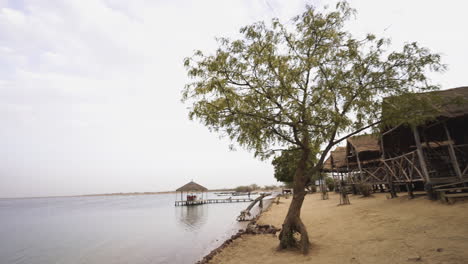 vista panorámica de la casa de contracción de cabaña de madera en una aldea remota en senegal áfrica