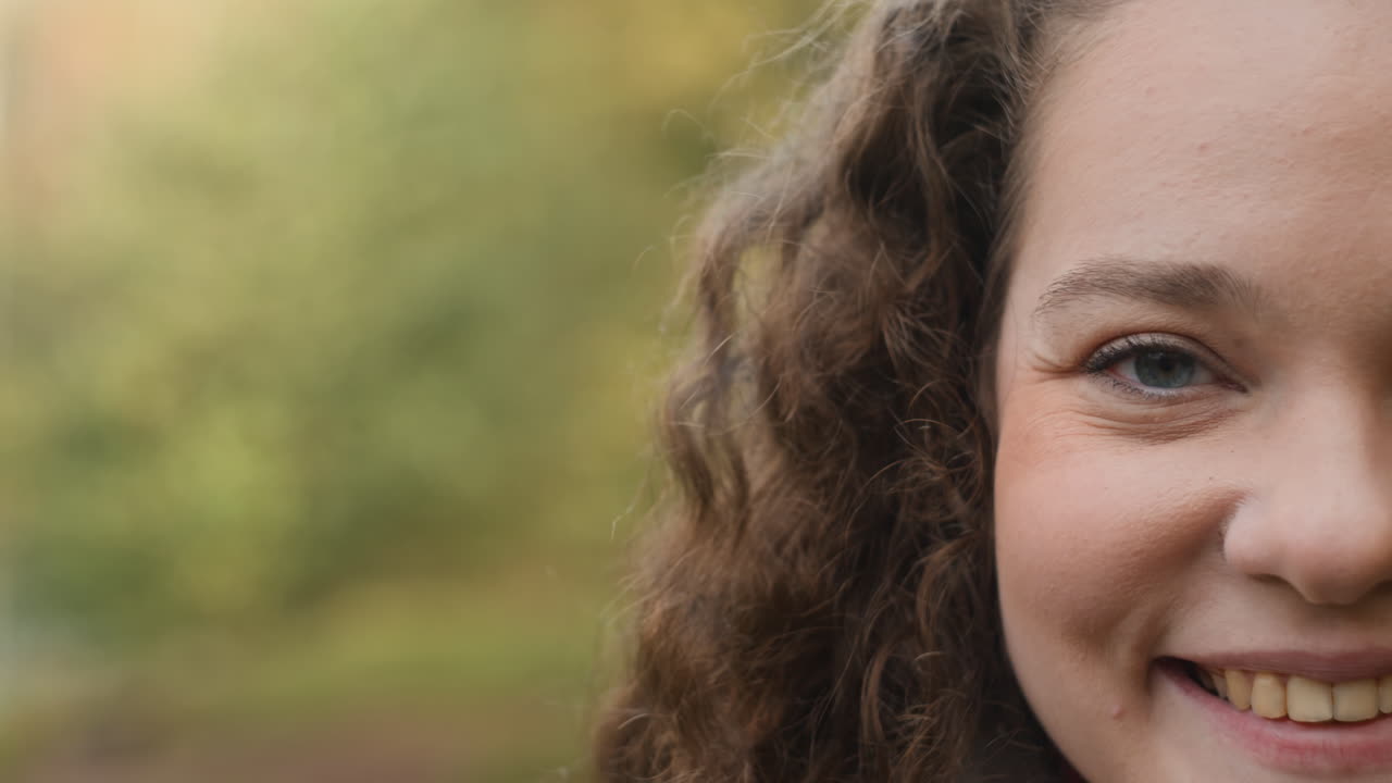 retrato de una mujer sonriente con el cabello rizado