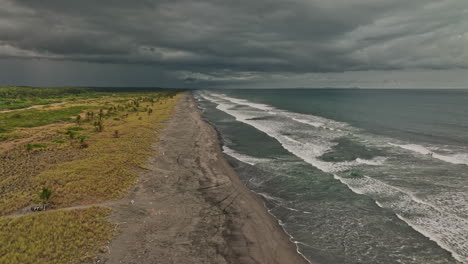 Palo-Grande-Panama-Aerial-V1-Unwetter-Nähert-Sich,-Drohnen-Flyover-Strand-Der-Pazifikküste-Erfasst-Eine-Schnelle-Welle,-Die-Das-Ufer-Mit-Einem-Bedrohlichen-Stürmischen-Himmel-Trifft-–-Aufgenommen-Mit-Mavic-3-Cine-–-April-2022