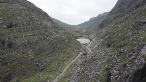 Straße-Im-Gebirgstal,-Die-Zum-See-Am-Gap-Of-Dunloe-Im-Killarney-Nationalpark-Im-Kerry-County,-Irland,-Führt