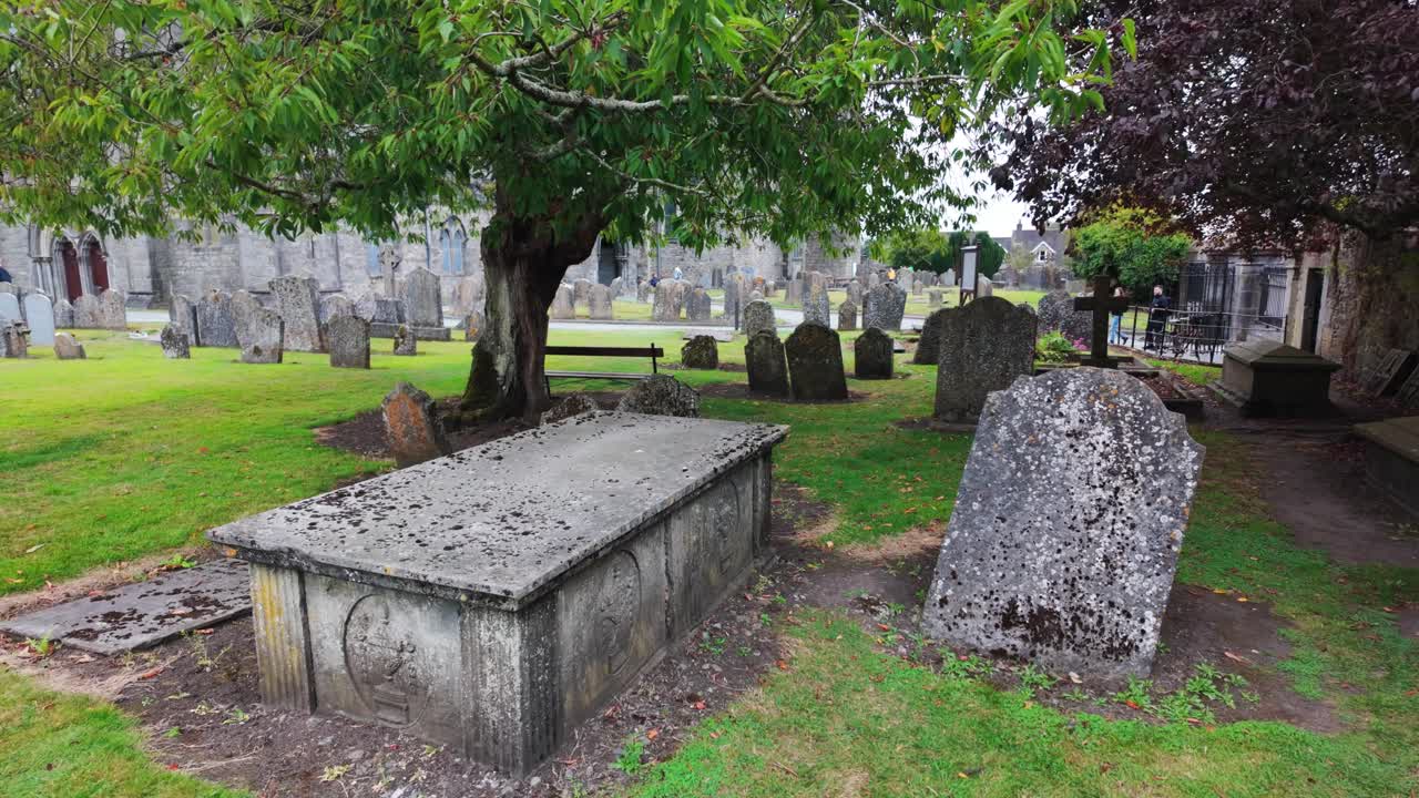 irlanda lugares épicos marcadores de tumbas en el antiguo cementerio de la catedral de st canices ciudad de kilkenny irlanda