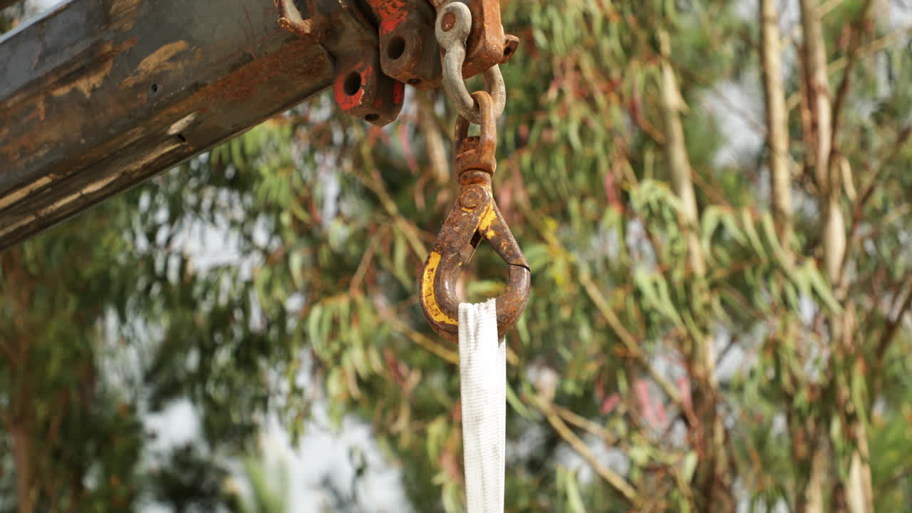 무거운 짐을 들어 올리는 크레인 트럭의 강철 갈고리