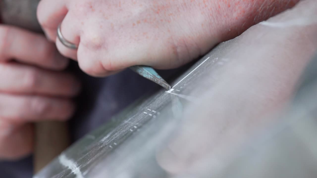 tallando en un taller