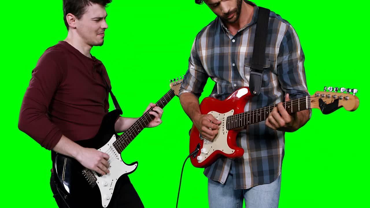 músicos masculinos tocando la guitarra
