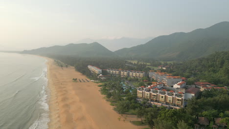 Drone-De-Alto-ángulo-De-La-Bahía-De-Chan-May-Y-La-Playa-Con-Un-Hotel-De-Lujo-En-Vietnam-En-Lang-Co