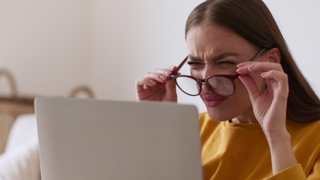mujer concentrándose en la computadora portátil