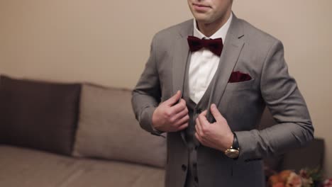 Apuesto-Novio-Hombre-De-Negocios-Con-Chaqueta-Gris-En-Casa-En-La-Sala-De-Estar,-Camisa-Blanca-Con-Corbata-Negra