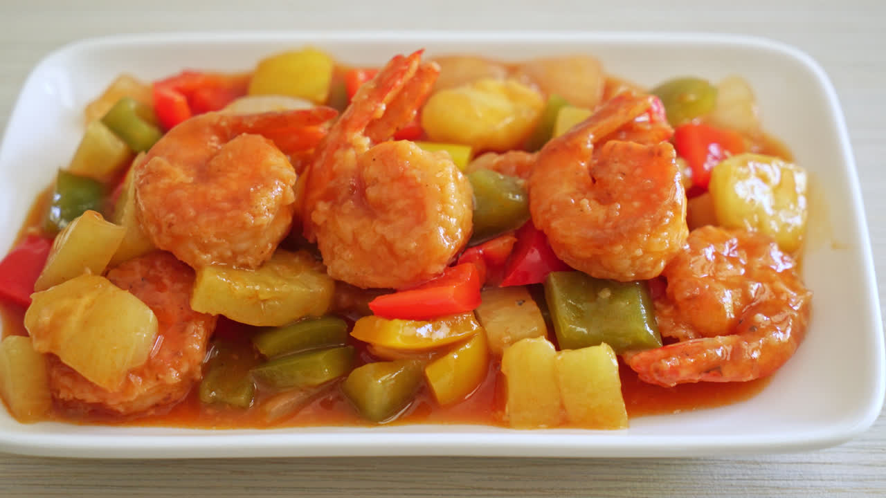salteado agridulce con camarones fritos en el plato - estilo de comida asiática