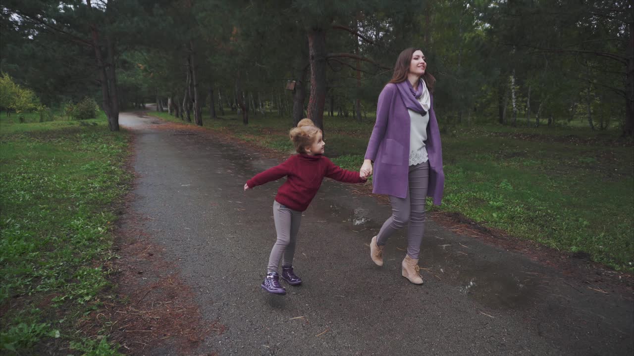 Moeder en dochter wandelen in het park