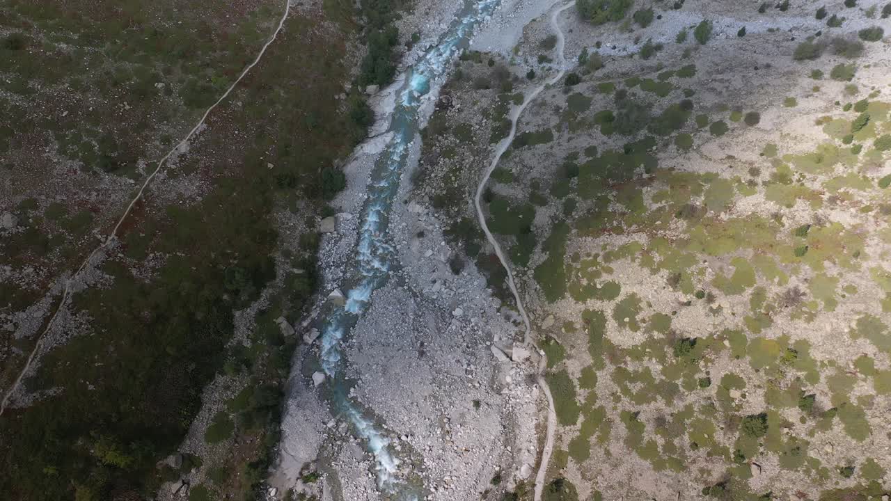 impresionante toma aérea inclinada sobre un gran río que atraviesa un cañón