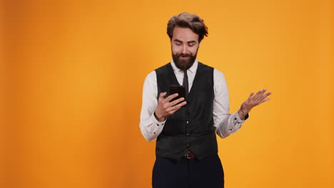 diner employee messagging on smartphone