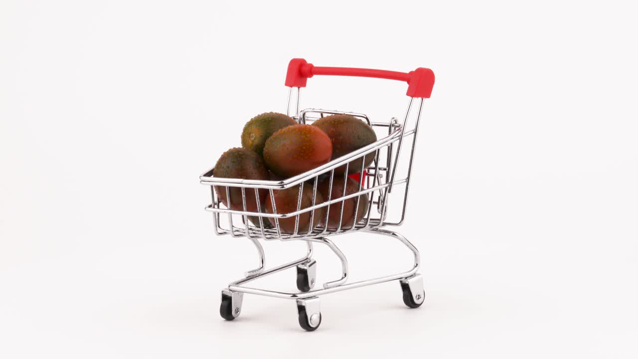 검은 포도 토마토로 가득 찬 쇼핑 카트, 물방울로 가득한 물방울, 회전 테이블에서 회전, 색 배경에서 고립, 클로즈업, 매크로.