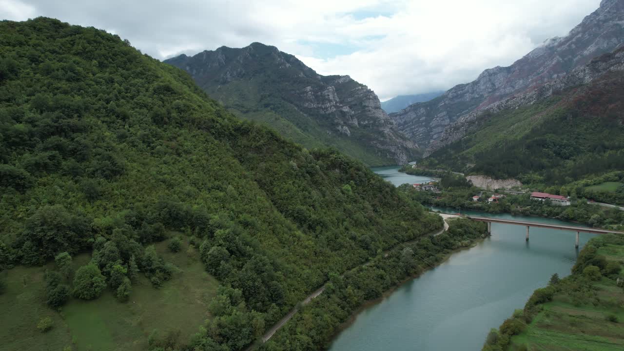 montaña del río neretva