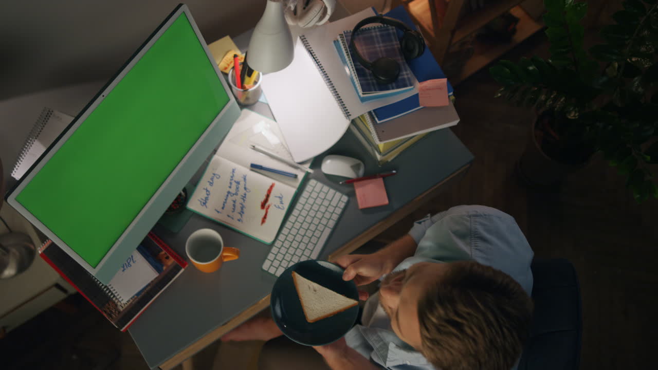 hombre activo videocalling maqueta de pc en casa. freelancer regocijándose de un acuerdo exitoso