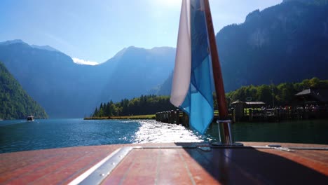 Schwenkende-Bayerische-Flagge-Von-Der-Fähre-Am-Sonnigen-Königssee-In-Bayern,-Deutschland