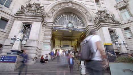 Zeitraffer-Der-Waterloo-Station-Zur-Hauptverkehrszeit