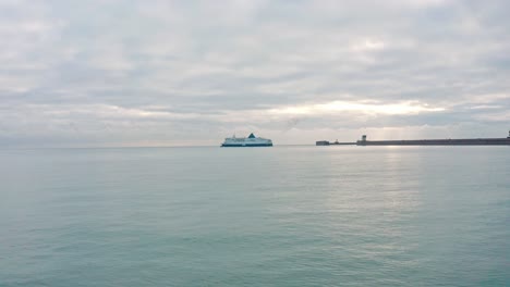 Niedrige-Luftdrohnenaufnahme-In-Richtung-Der-Fähre-Von-Dover-Nach-Calais-über-Den-Kanal,-Die-Den-Hafen-Von-Dover-Verlässt