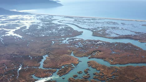 widok z lotu ptaka na deltę dalyan i złotą plażę iztuzu jesienią