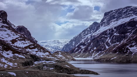 Epischer-Blick-Auf-Ein-Tal-Mit-Einem-Fluss-Zwischen-Bergen-Mit-Wunderschönen-Wolken