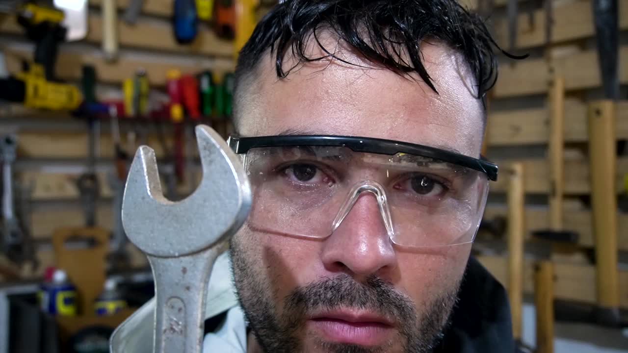 man tiene una buena indicación de herramientas para aquellos que buscan consejos sobre cuáles son las herramientas básicas que necesita en su taller