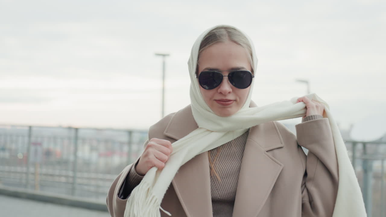 Moda elegante all'aperto. Donna attenta alla moda che indossa un outfit di tendenza in un contesto metropolitano. Una donna sofisticata che sfoggia abbigliamento e accessori alla moda in un ambiente urbano all'aperto.