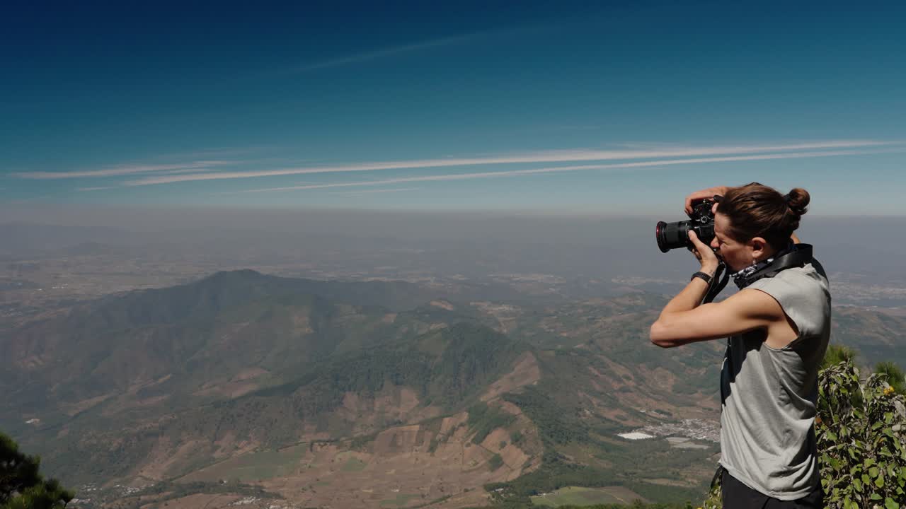 Fotógrafo tirando foto de paisagem do cume do vulcão Acatenango.