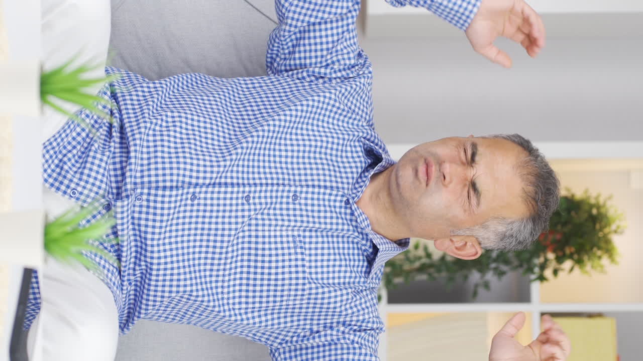 실패한 남자의 수직 비디오는 좌절됩니다.