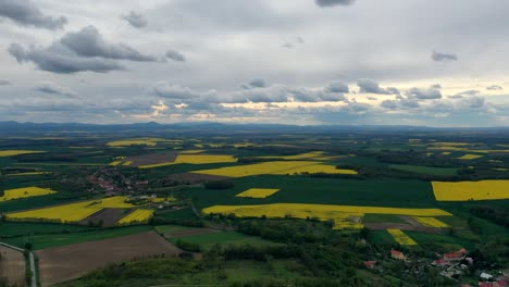 Hyperlapse-Luftaufnahme-Von-Wolken,-Die-über-Felder-In-Einer-Wunderschönen-Landschaft-Ziehen