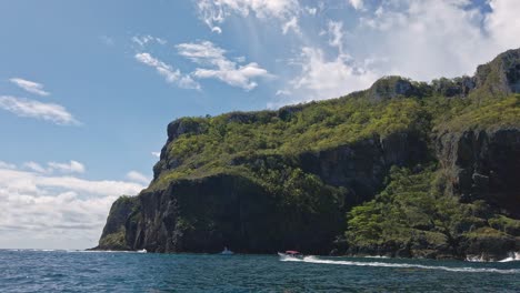 vista desde un barco turístico del promontorio y los acantilados de las galeras en la república dominicana