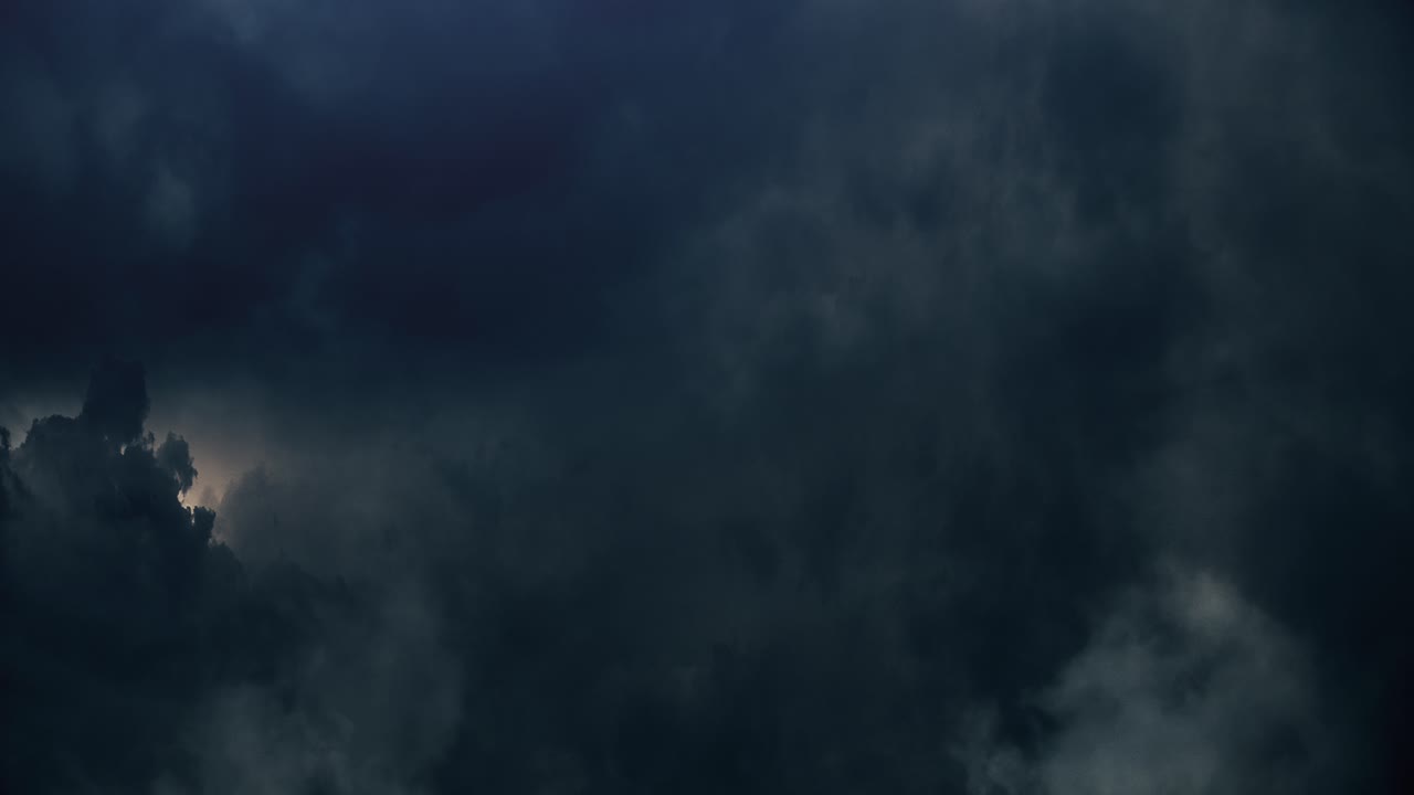 tormenta de 4k en el cielo oscuro con nubes en movimiento, punto de vista