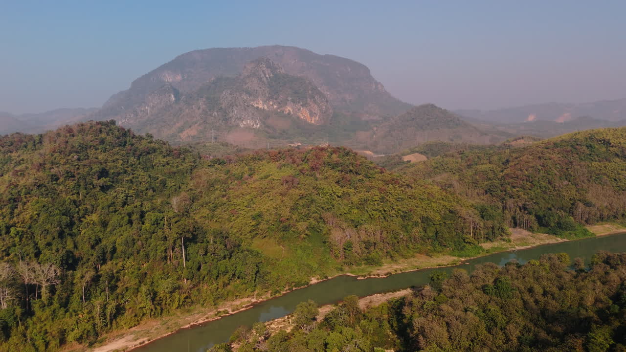 Vista aerea di paesaggio montuoso con fiume e foresta