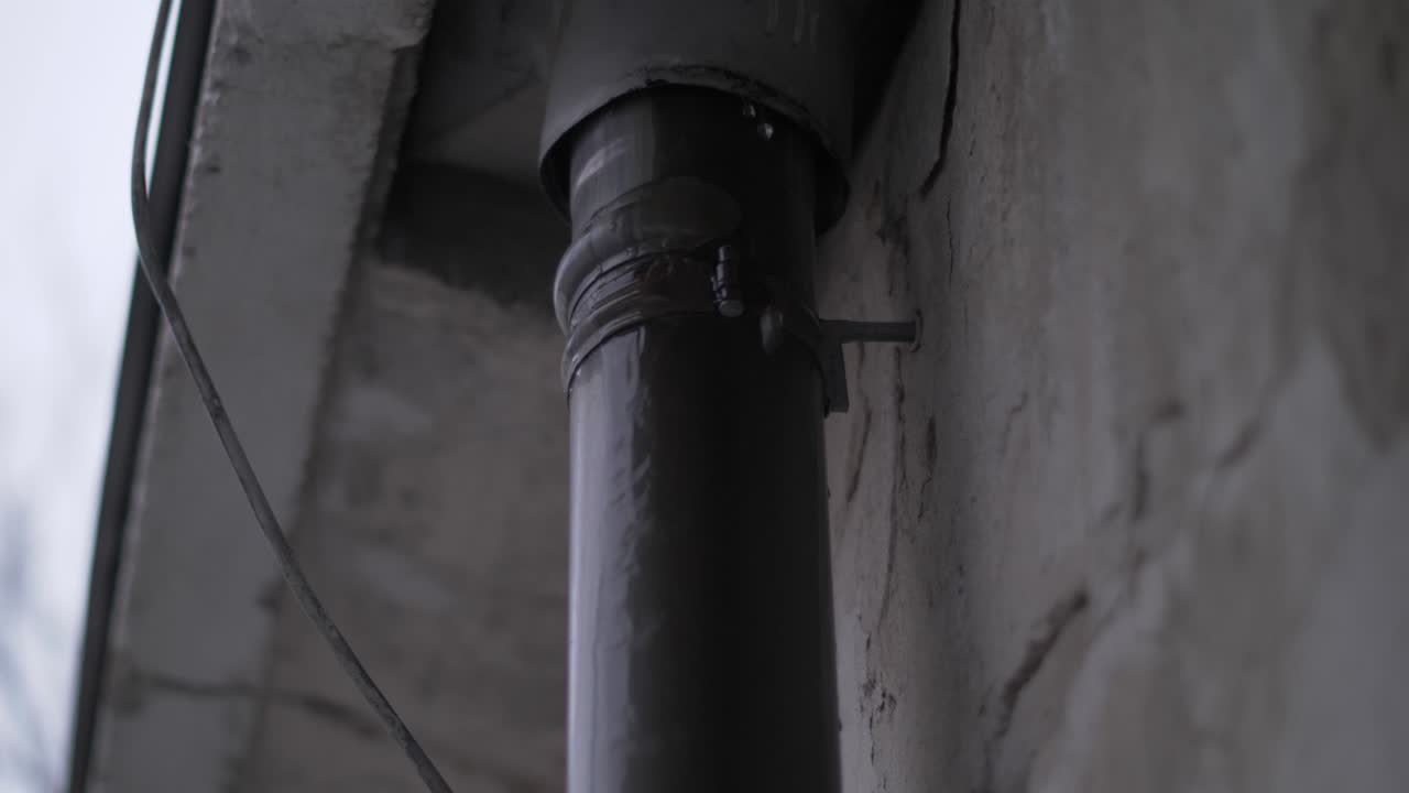 손상된 지붕 하천에 비가 내린 물