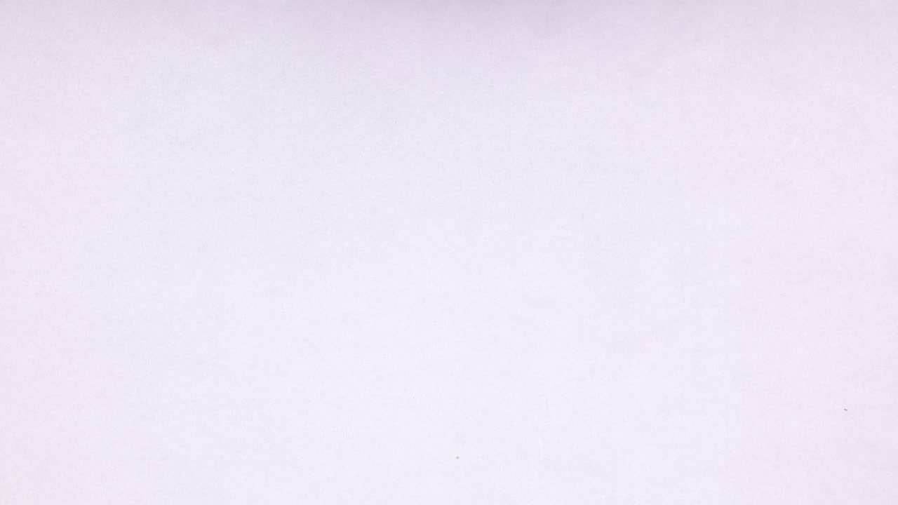 Rami di pino e ornamenti natalizi che formano una cornice rotonda per il testo. Stop motion