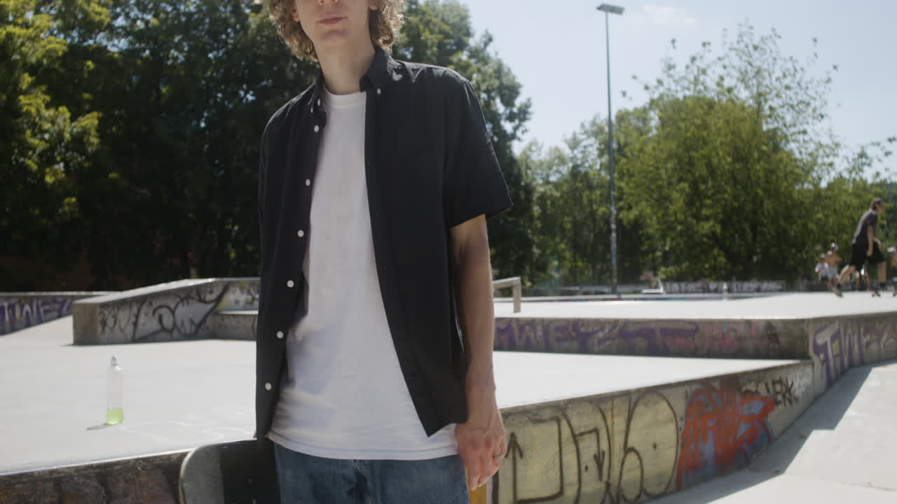 un chico caucásico en el parque de skate.