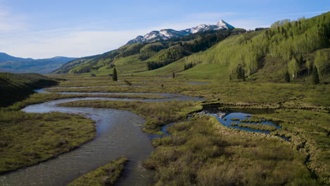 Von-Rechts-Nach-Links-Colorado-East-River-Und-Crested-Butte-Mountain