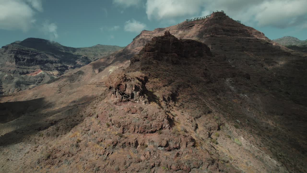 Veduta aerea con drone di una gola profonda ed erosa, Isole Canarie