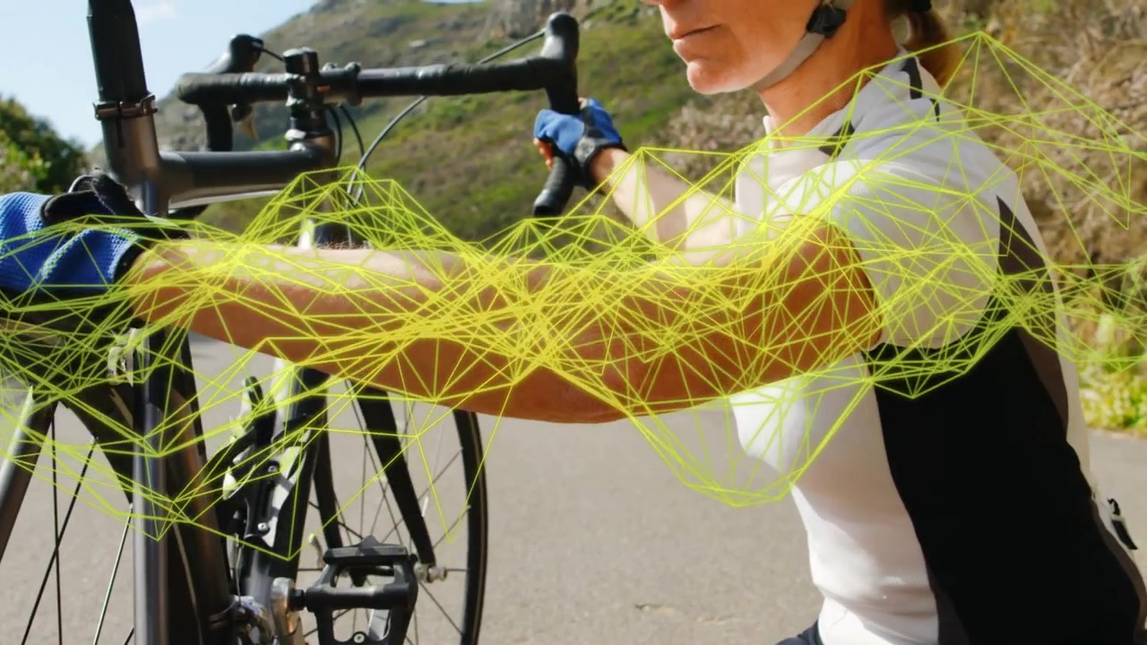Radfahrerin kniet, überprüft Vorderrad vor Küstenfahrt, gelbes Netz über dem Gesicht