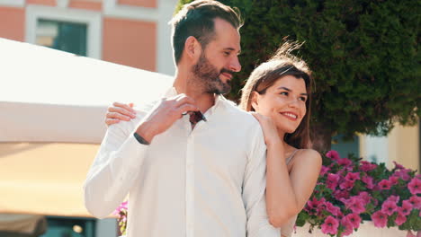 pareja disfrutando de un paseo por la ciudad