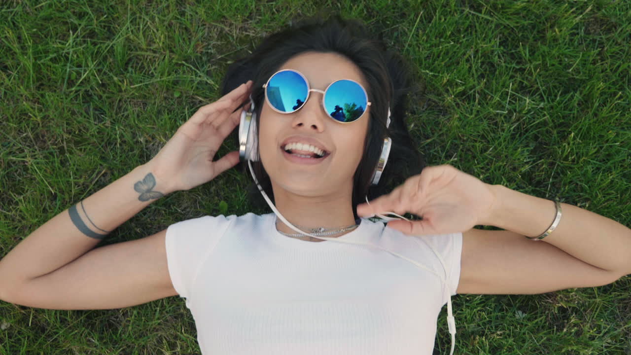 mujer disfrutando de la música en un parque