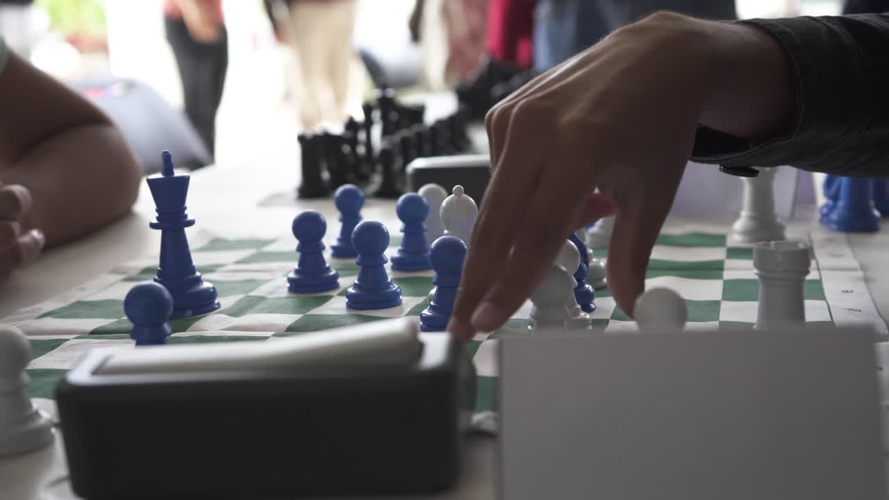 토너먼트, 블랙 및 블루체스 조각에서 젊은 선수들의 체스 동작