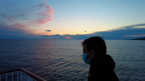 Vista-Del-Atardecer-Y-Nubes-Fascinantes-Con-Mar-Brillante