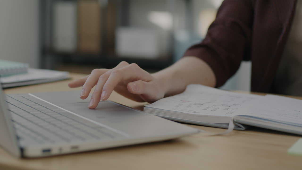 женщина работает на ноутбуке в офисе