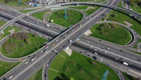 Vista-Aérea-De-Una-Intersección-De-Autopistas-Con-Senderos-De-Tráfico-En-Moscú.