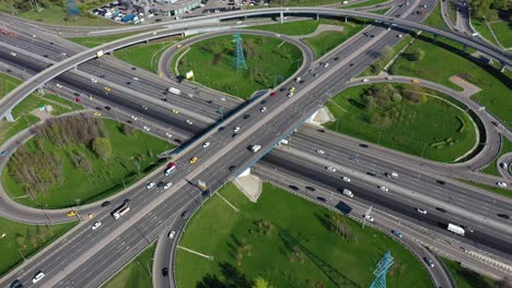 vista aérea de una intersección de autopistas en moscú.