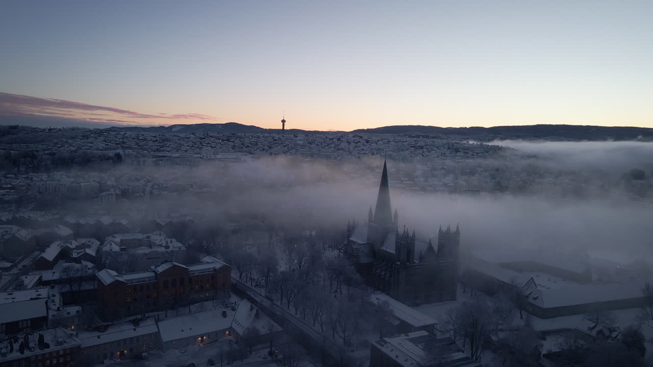 catedral de nidaros envuelta en niebla durante el invierno en trondheim, noruega - toma aérea de drones
