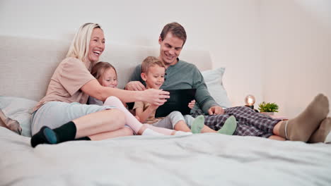 Parents,-kids-and-tablet-on-bed-for-selfie