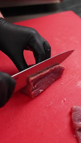 el chef está cortando un filete.