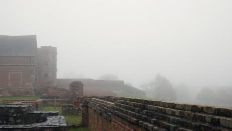 una mañana nublada en las ruinas de bradgate house palace, hogar de lady jane grey y henry viii en newtown linford inglaterra