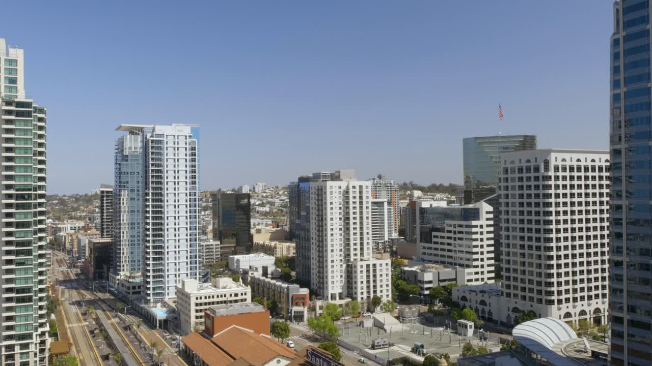 avión volando más allá de los edificios en el centro de san diego
