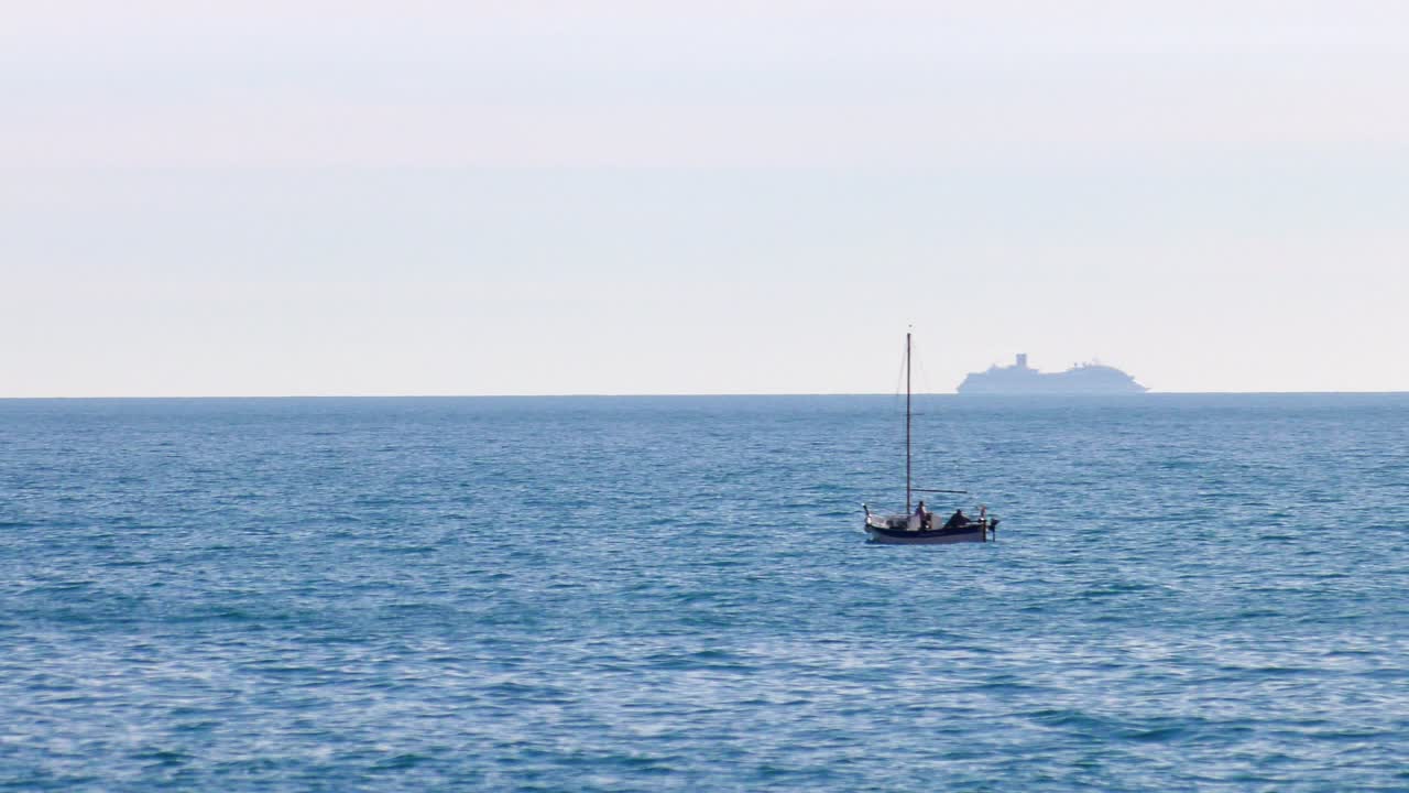 푸른 바다에서 항해하는 배, 지평선에서 크루즈 선박, 지중해, 칼페, 스페인